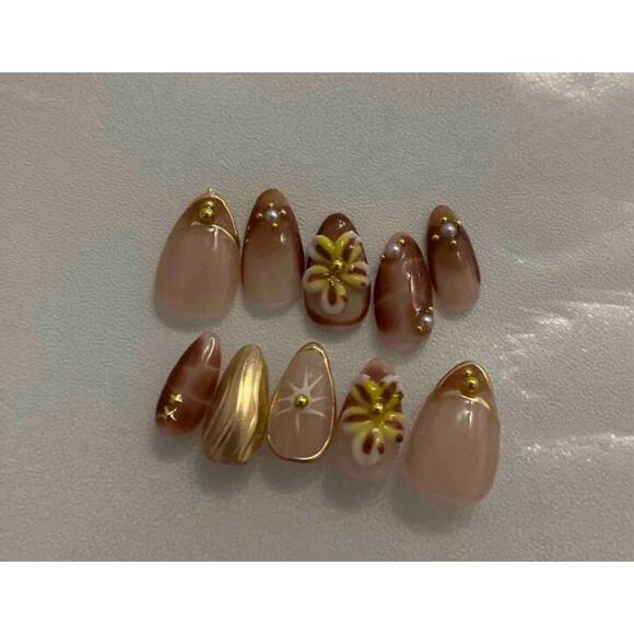 Almond press on nails - Picture 3 of 3